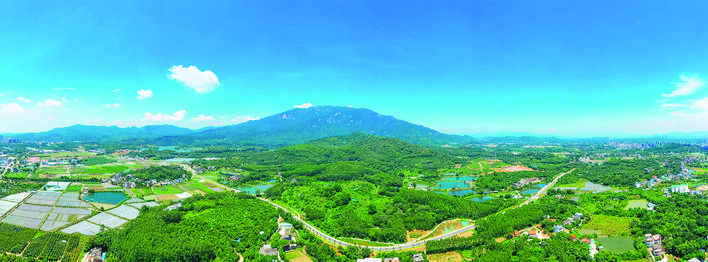     条条乡村路串起美丽乡村。图为罗浮1号公路。