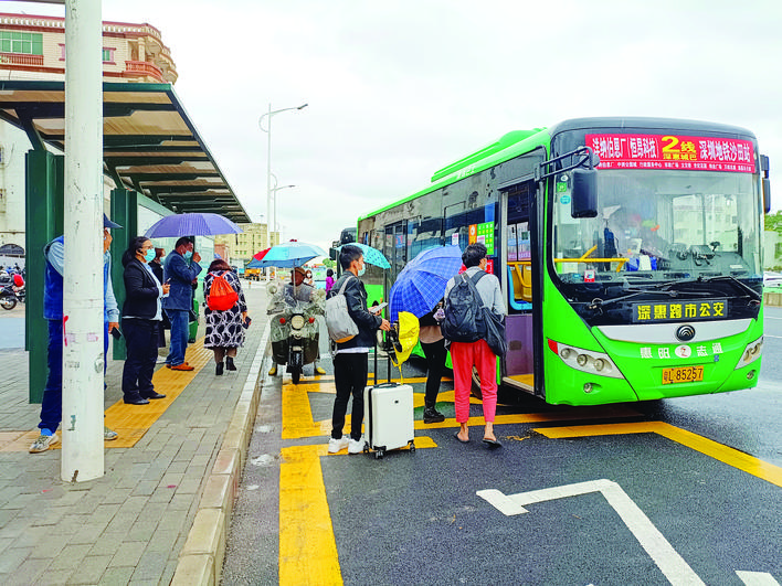     惠阳有4条公交线路接驳深圳地铁14号线沙田站。    惠州日报记者李芳娟 通讯员黄坤 摄