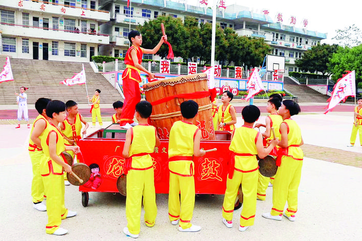     学生打龙华大鼓。