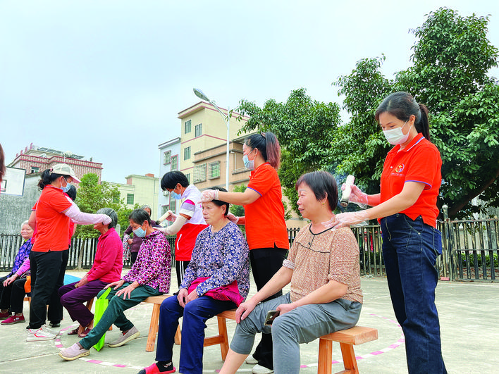     志愿者为村民提供艾灸服务。    惠州日报记者李燕文 通讯员曾艳萍 摄