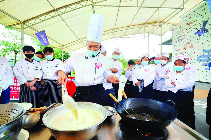     烹饪教师将东江客家菜烹饪技艺带到观音阁。    惠州日报记者汤渝杭 摄