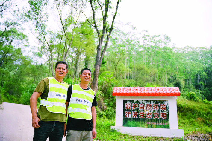     一代代林场人不仅是“城市绿肺”的守护者，更是“城市绿化”的美容师。