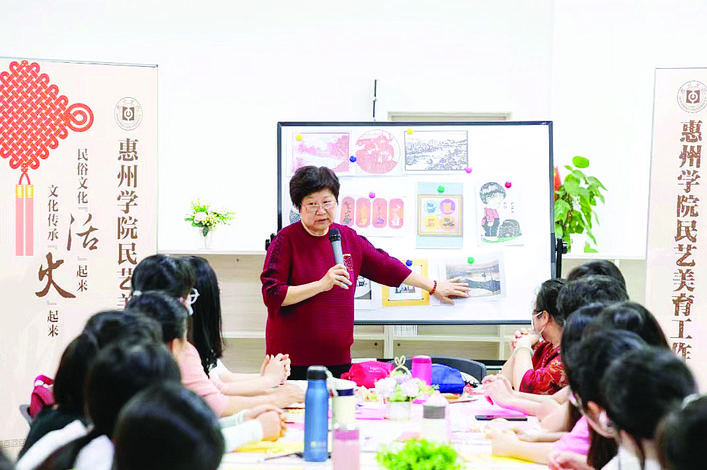     贾淑云在惠州学院推广剪纸文化。