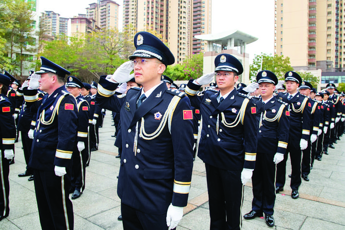     惠州公安民警向警旗敬礼。