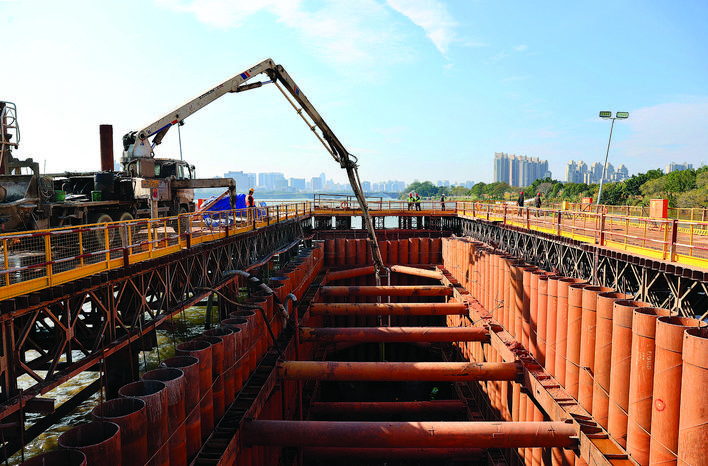     正在建设中的鹅城大桥。惠州日报记者王建桥 摄