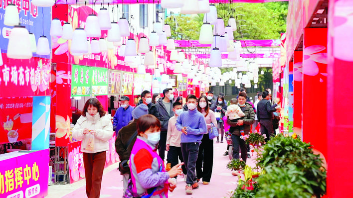     博罗县罗阳街道迎春花市人流如织。