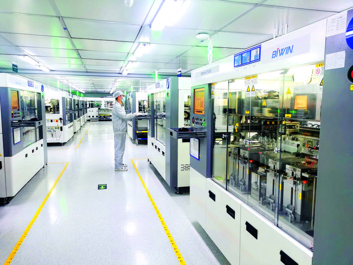     惠州推出一系列措施推动工业经济持续增长。这是惠州佰维存储芯片封测车间。惠州日报记者谢宝树 摄