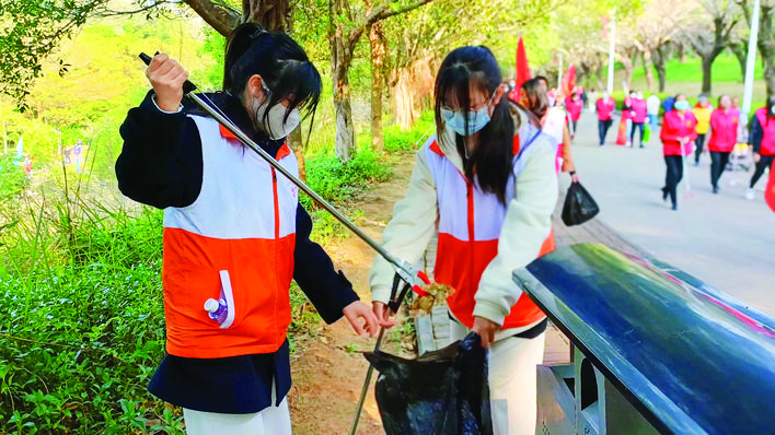     干部群众在东山公园绿道开展捡跑活动。    惠州日报记者侯婉怡 李燕文 通讯员姚创瀚 摄