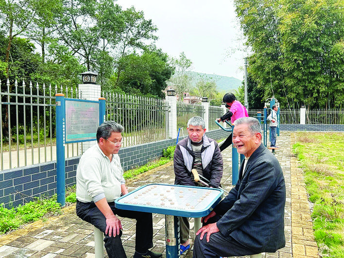     罗坑村大陂村民小组老年人在康乐园下棋聊天。    惠州日报记者黄宇翔 通讯员龙融心 摄