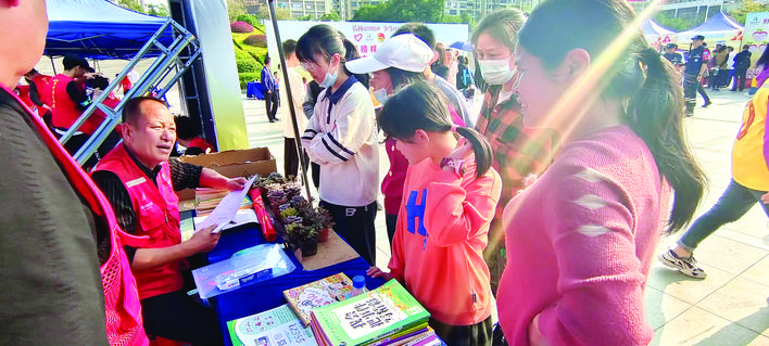     活动现场，以书换绿活动吸引了不少学生。惠州日报记者李芳娟 摄