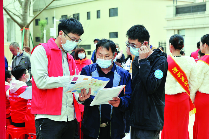     符合资格的申请人正在了解户型。    惠州日报记者林丽娟 魏怡兰 通讯员王梦帆 黄华杰 摄