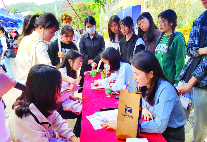     学生在招聘会上应聘心仪的岗位。惠州日报记者朱金赞 摄