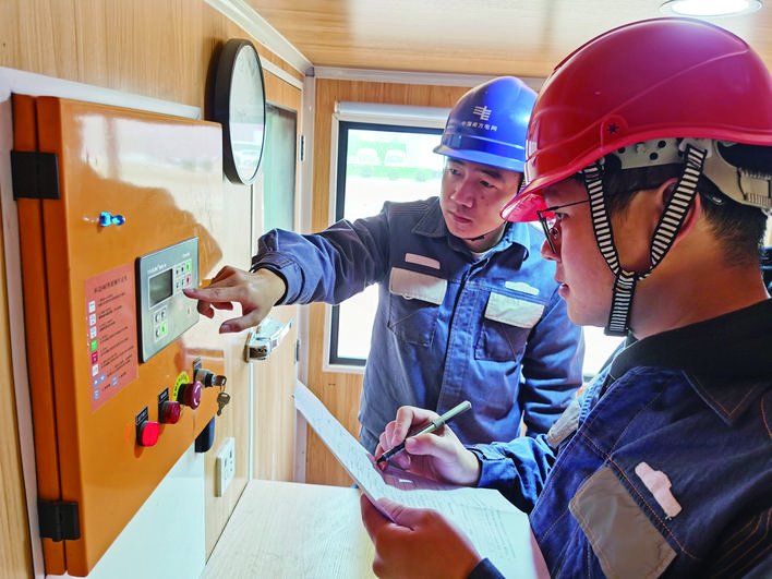     大亚湾供电局工作人员在恒力项目开工现场保电。