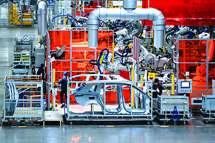     领克汽车宁波梅山工厂的自动化焊接线（2022年11月19日摄）。 新华社发