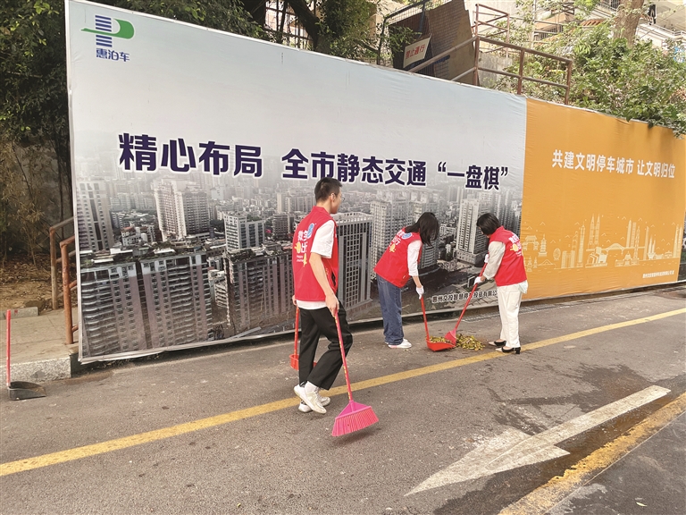 <p>    市交投集团志愿者在清理落叶。</p>