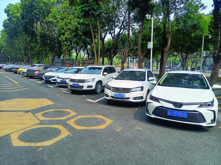     市区江北金宝江畔花园小区临时停车场车辆摆放有序。