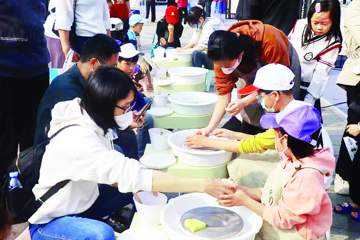     亲子家庭体验陶器制作乐趣。    惠州日报记者蔡伟健 摄