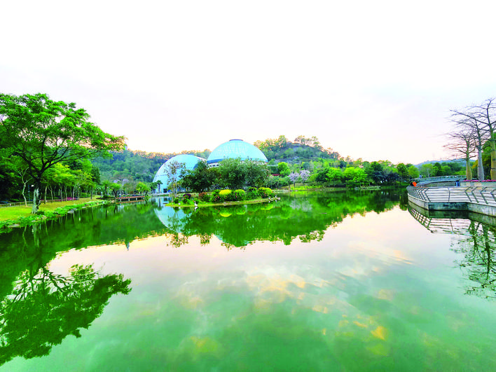 <p>    满园春色    惠州植物园春色怡人，人、鸟、山水融为一体。</p>