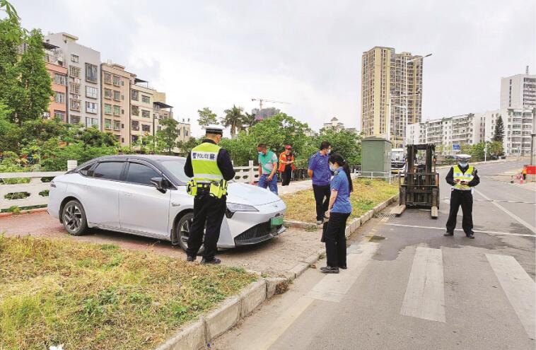 <p>    城管交警联合查处违停车辆。</p>