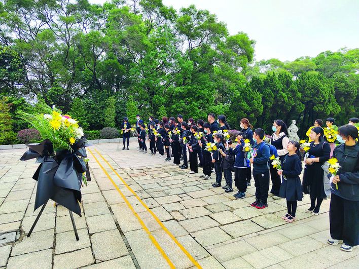     清明节来临之际，市区丰山公园内的东江人民革命烈士纪念碑迎来祭扫高峰。4月2日，不少市民和单位自发前往祭扫，缅怀革命先烈的丰功伟绩，表达对革命先烈的敬仰、怀念之情。惠州日报记者朱金赞 摄