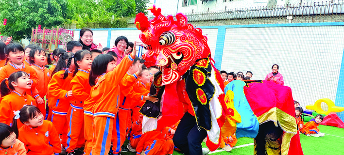     舞麒麟走进幼儿园。