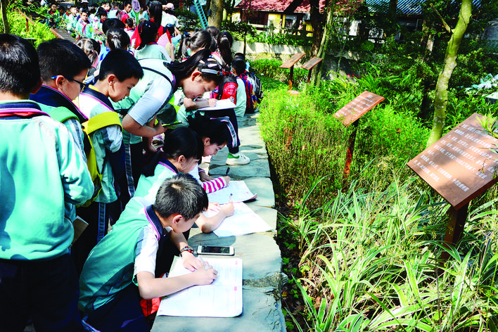     学生在罗浮山景区开展研学游。