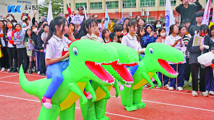     学校运动会有声有色。