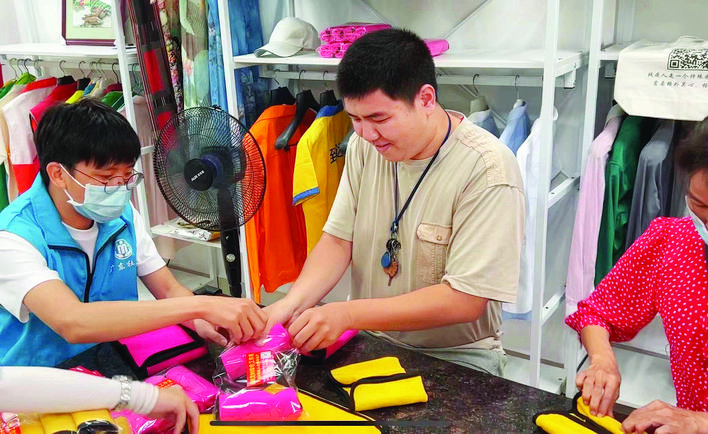     “一皇服装定制工作室”将为残疾人免费提供服装缝纫技能培训。