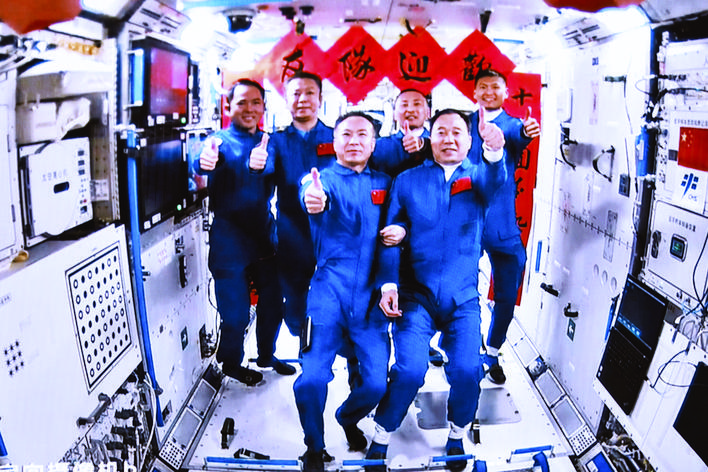     5月30日在北京航天飞行控制中心拍摄的神舟十五号航天员乘组与神舟十六号航天员乘组拍下“全家福”的画面。新华社发