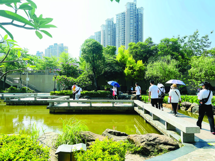     参加活动的职工在竞赛的同时欣赏美景。    惠州日报记者邓惠婷 通讯员谭楚薇 摄