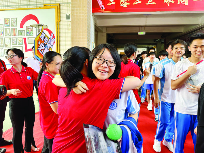     过成功门，走红地毯，击掌，拥抱……惠州市华罗庚中学为考生们举行了仪式感满满的送考仪式。    惠州日报记者范文燕 通讯员刘巧燕 卜丽平 林华 摄