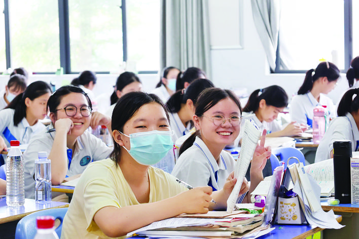     在惠州市一中考点，开考前在课室复习的学子们露出自信灿烂笑容。    惠州日报记者周智聪 汤渝杭 通讯员宋茜茜 摄