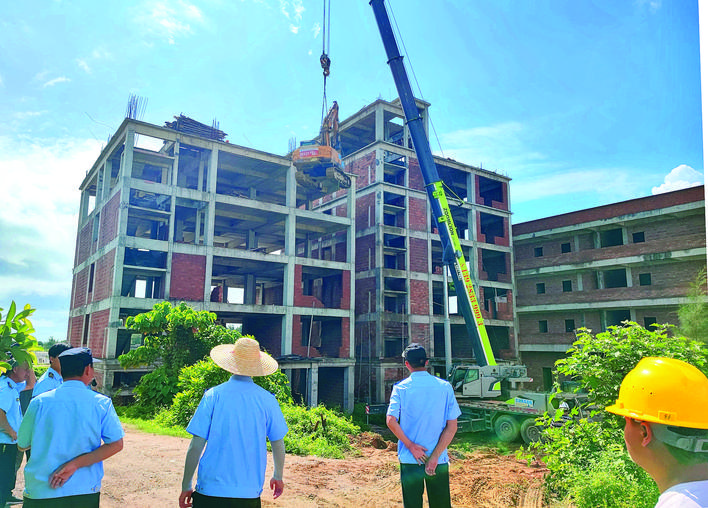     惠东平海组织人员拆除“两违”建筑。