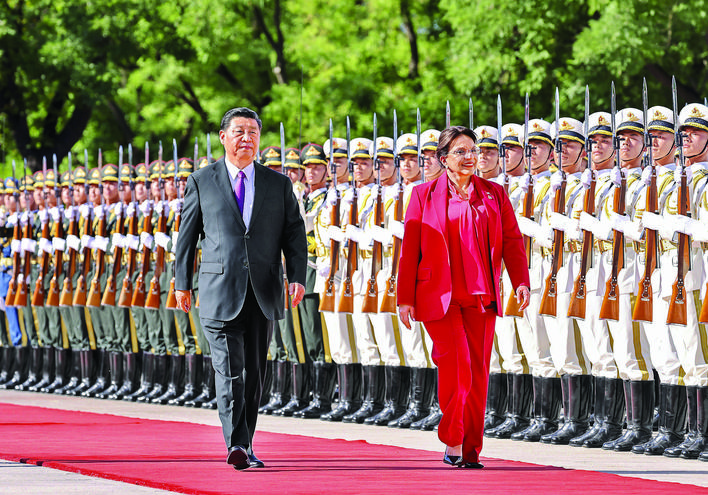     6月12日下午，国家主席习近平在北京人民大会堂同来华进行国事访问的洪都拉斯总统卡斯特罗举行会谈。这是会谈前，习近平在人民大会堂东门外广场为卡斯特罗举行欢迎仪式。新华社发