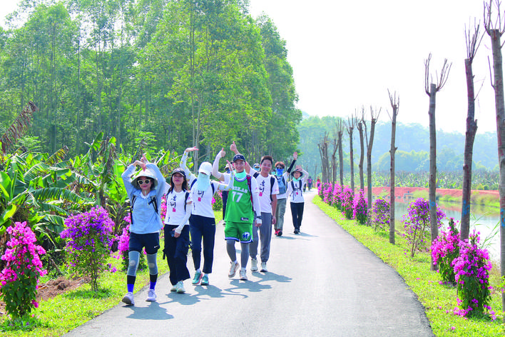     独松河沿河道路吸引游人前来游玩。