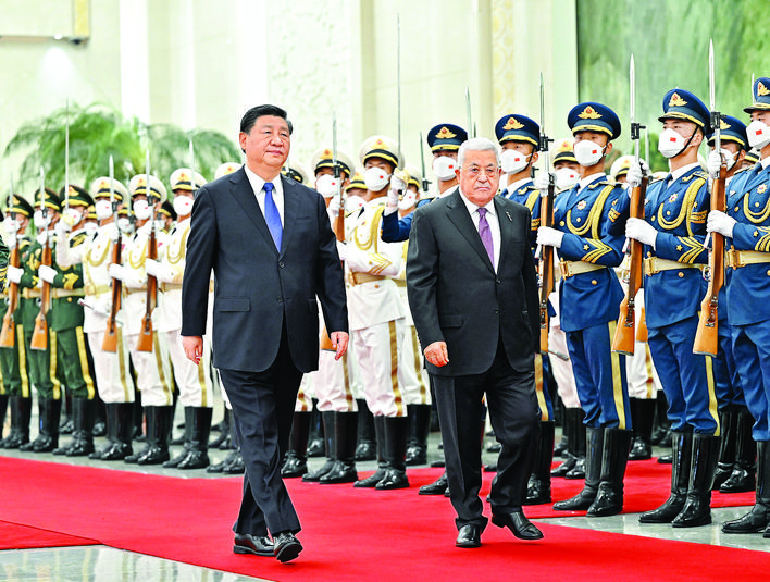     6月14日下午，国家主席习近平在北京人民大会堂同来华进行国事访问的巴勒斯坦总统阿巴斯举行会谈。这是会谈前，习近平在人民大会堂北大厅为阿巴斯举行欢迎仪式。新华社发