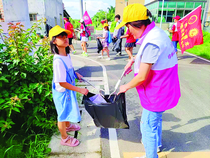     市民开展公益捡跑活动。    惠州日报记者彭红霞 通讯员蔡逸思 摄