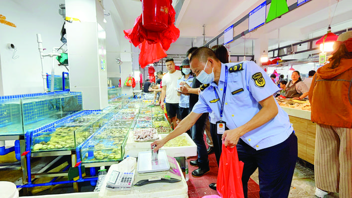     执法人员在惠东港口滨海旅游度假区的海鲜市场开展“清秤大行动”。惠州日报记者洪鹊儿 摄