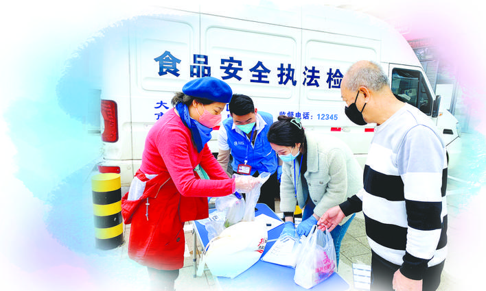     食品安全宣传主题活动上，市民拿食品过来现场检测。