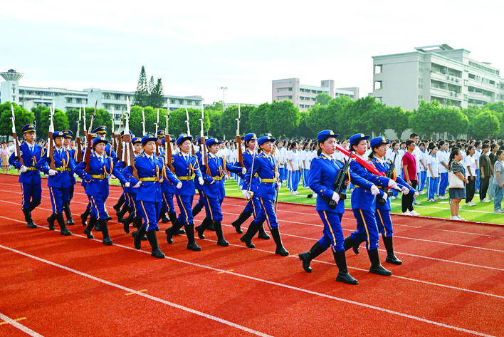     惠东高级中学遵循“关注学生主体发展，帮助学生完善自我”的办学理念和“合格+特长 规范+自主 科学+人文”的办学特色。