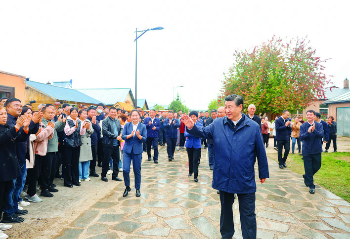     9月6日至8日，中共中央总书记、国家主席、中央军委主席习近平在黑龙江考察。这是6日下午，习近平在大兴安岭地区漠河市北极村考察时，向当地群众挥手致意。新华社发