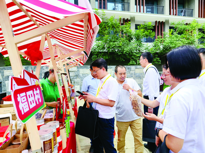     助农帮扶集市吸引众多学员。    惠州日报记者洪鹊儿 通讯员朱慧慧 摄