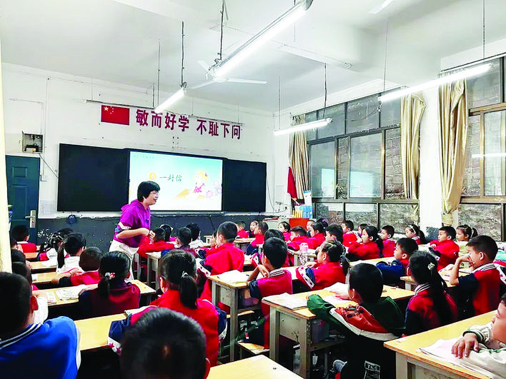     惠州市第十一小学方直分校袁群老师为册亨县红旗小学学生上语文阅读课。