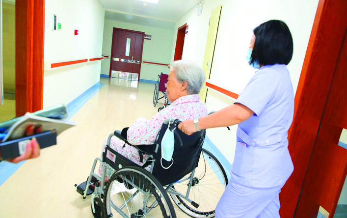     惠州一家养护院的护工陪老人出去散心。惠州日报记者钟畅新 摄