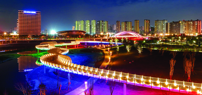     惠阳淡水半岛滨水公园夜景。