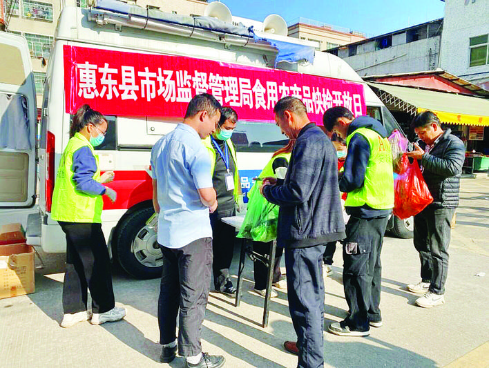     “你送我检”便民活动现场。    惠州日报记者洪鹊儿 实习生曾小幸 通讯员徐慧超 梁水燕 摄