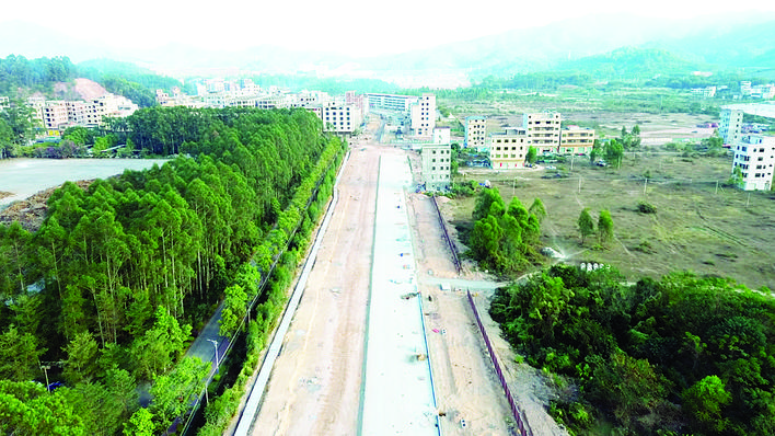     府前路建设现场。