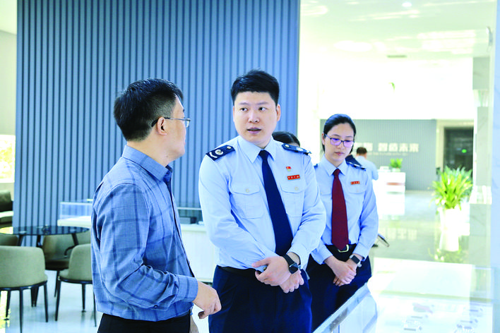     惠阳区税务局工作人员走进惠州至精精密技术有限公司开展“走出去”企业政策辅导。