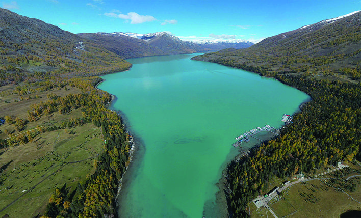     喀纳斯湖安静地卧在群山之中。