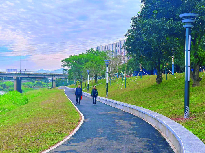     沿河步道建好后成为市民休闲好去处。 惠州日报记者李芳娟 摄